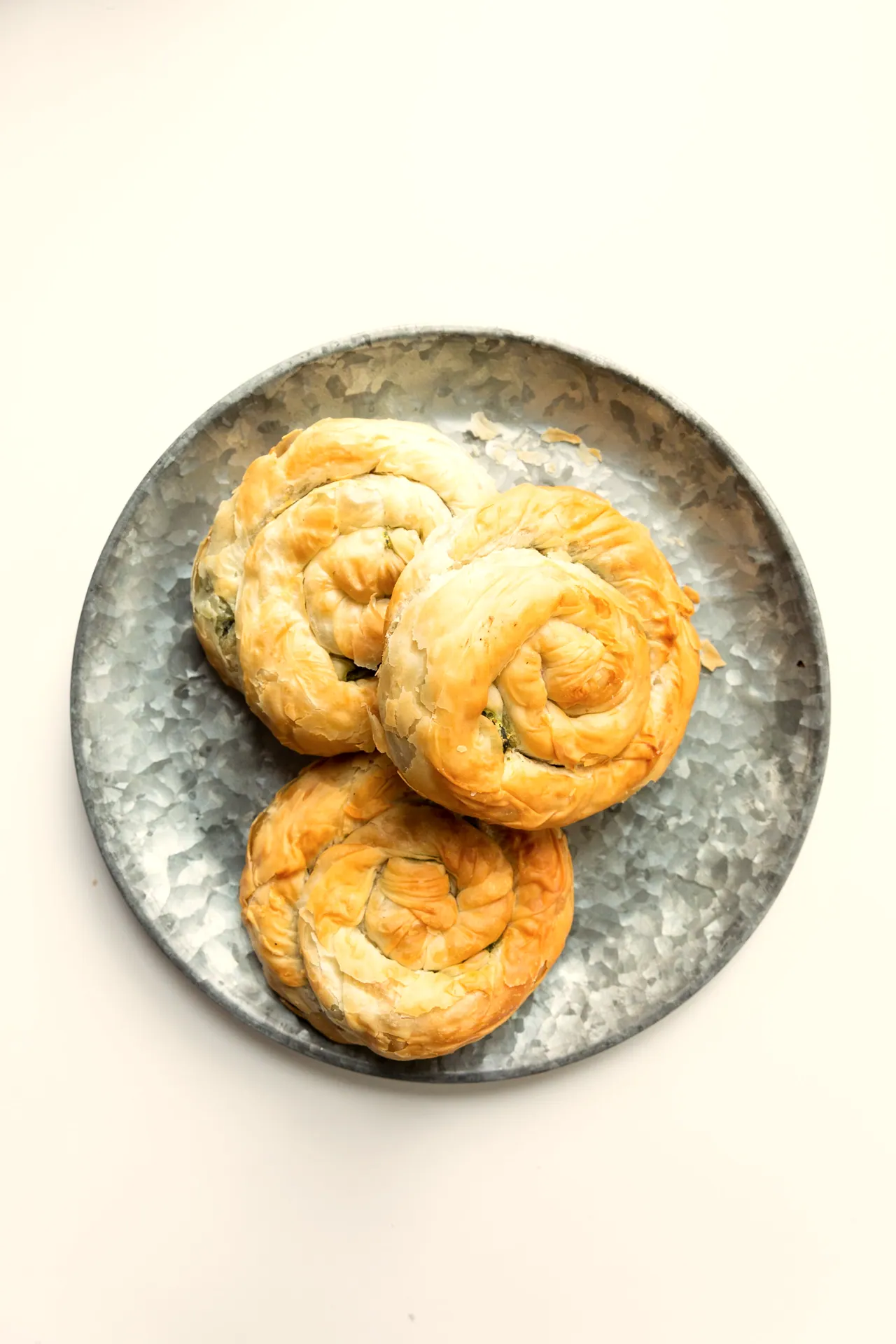 Gümüş tabakta üç dilim börek