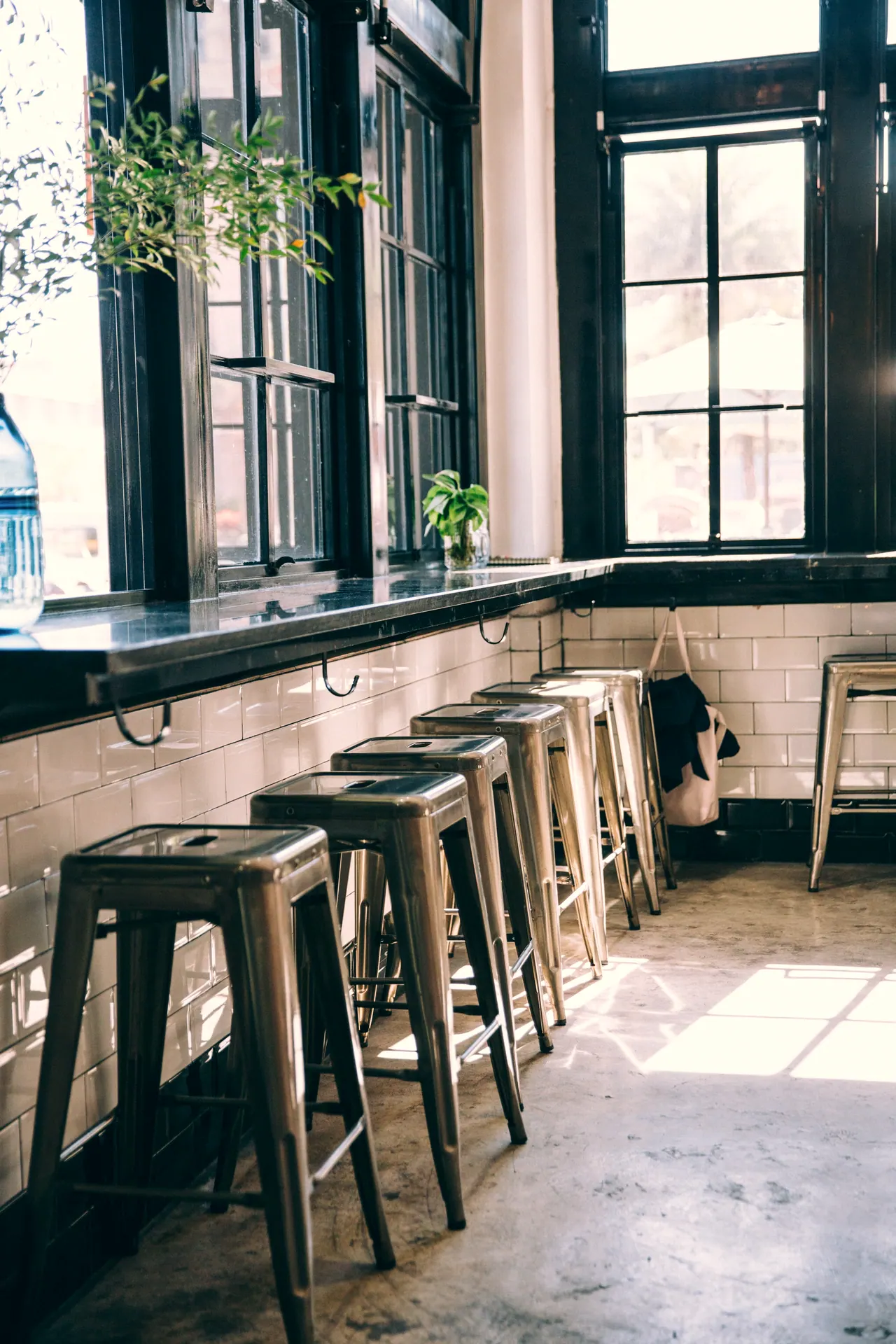 Yüksek tezgah ve taburelerle kafe