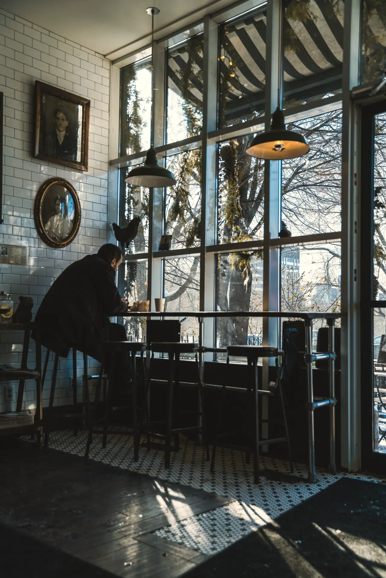 Pencere kenarı kafe masaları