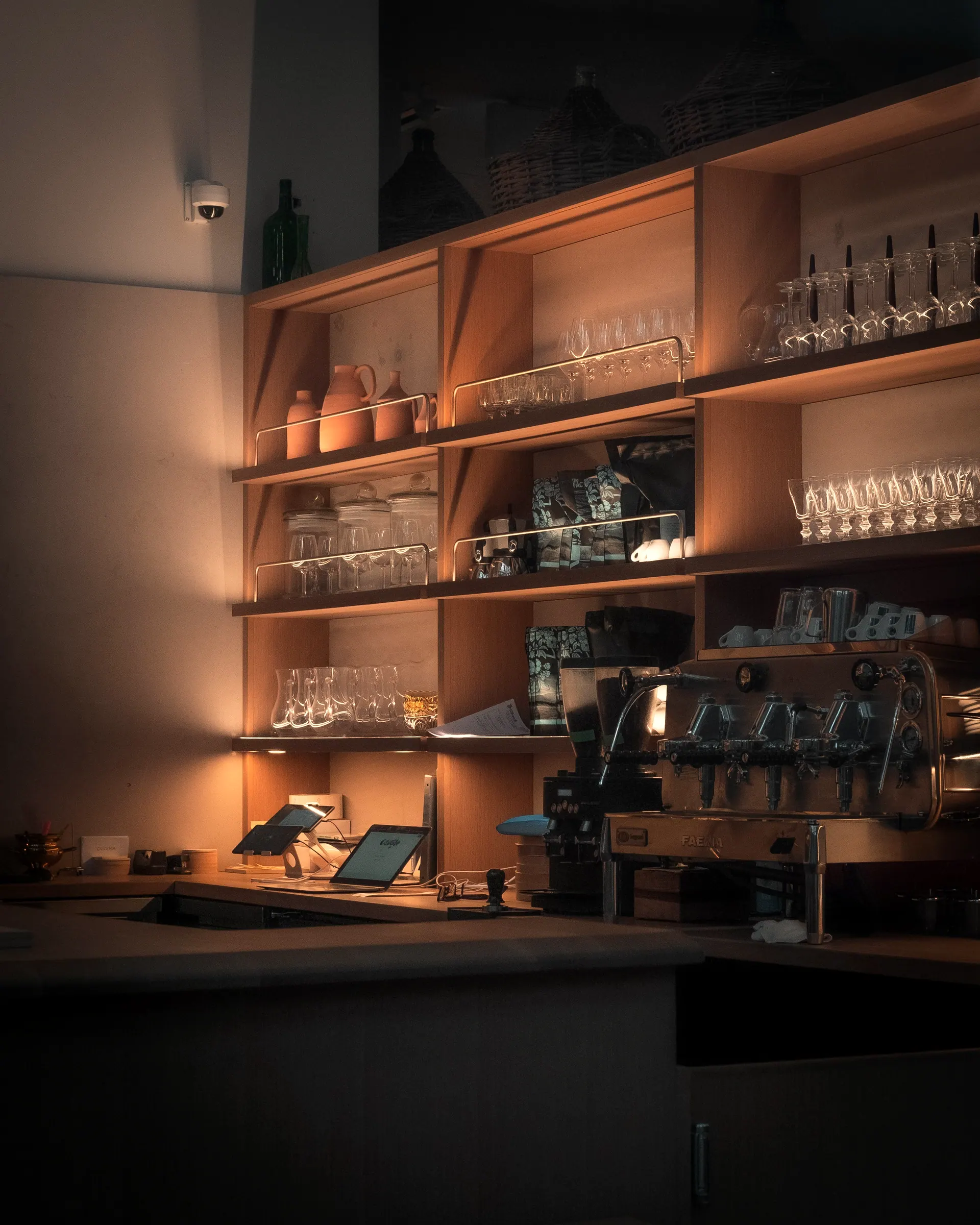 Restoranın sıcak ışıklı bar rafları
