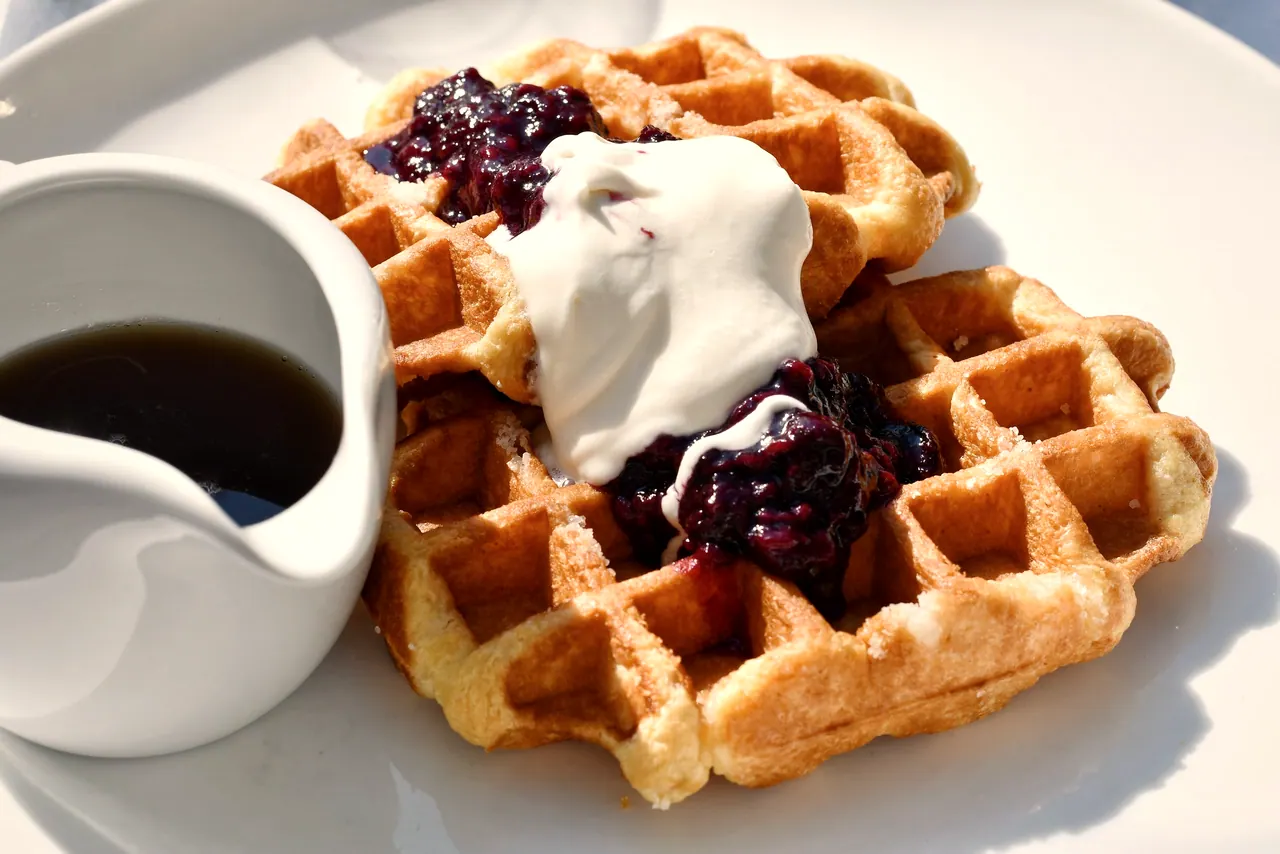 Krema ve reçelli waffle
